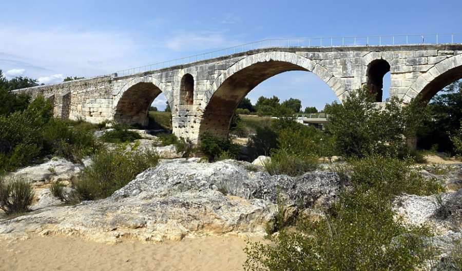 Pont Julien, between Bonnieux & Roussillon