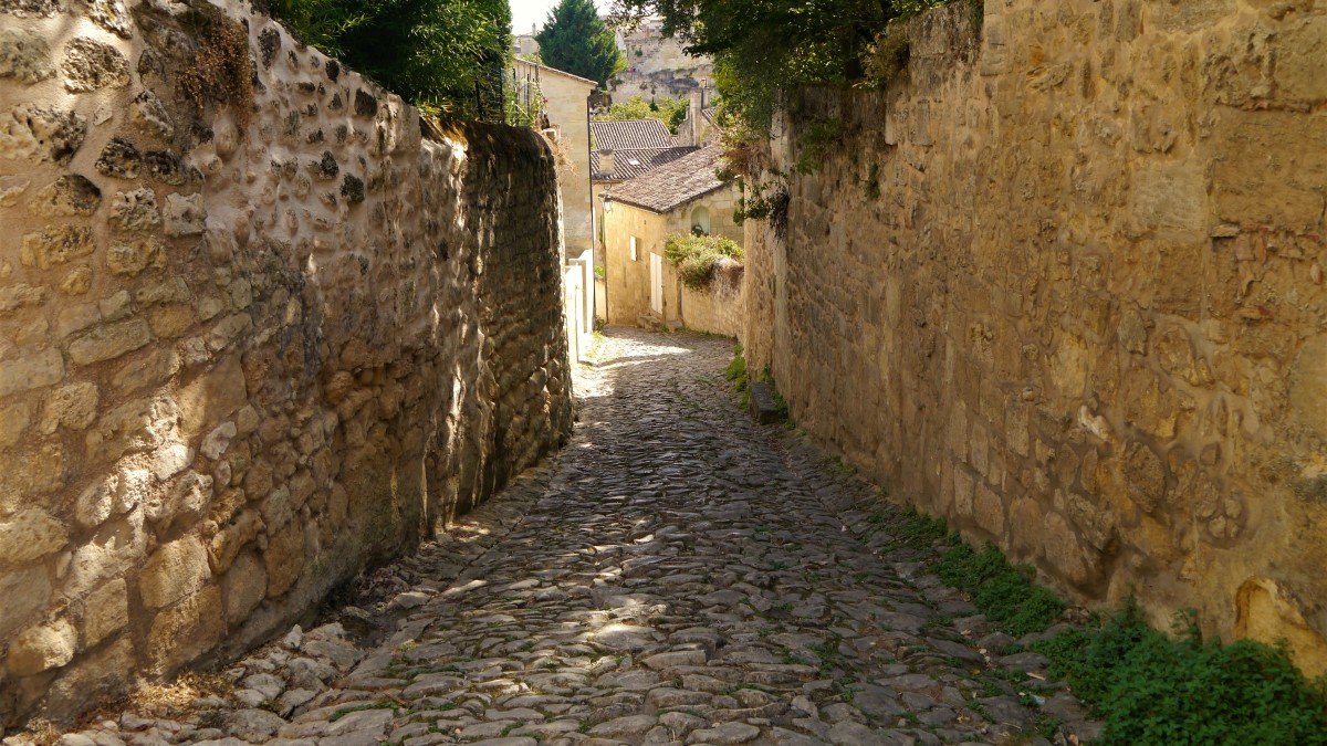 Narrow and steep alley in Saint-Émilion