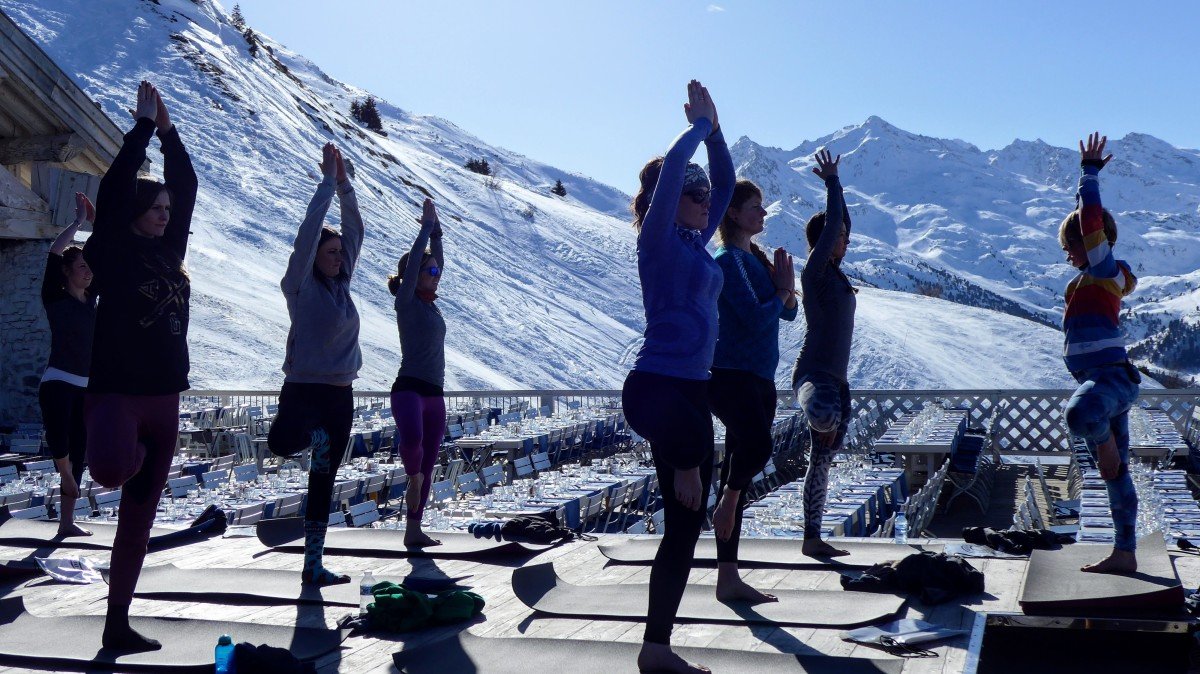 On snow yoga in 2 Alpes
