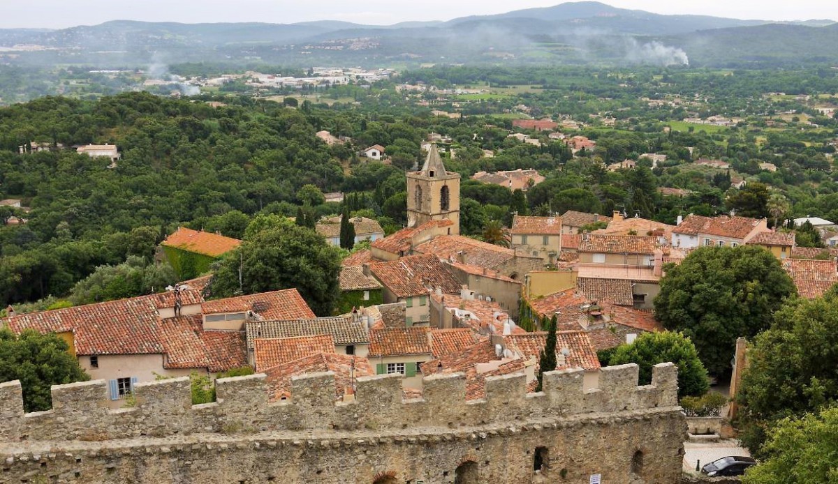 Village in Provence : Grimaud - Provence Holidays