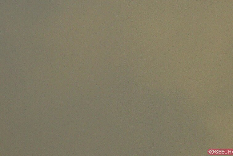 This webcam gives you a view of the pinnacle of the Aiguille du Midi (3842 metres) from the opposite side of the Chamonix Valley