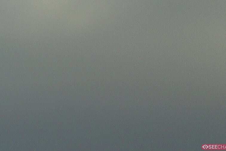 This webcam gives you a view of the pinnacle of the Aiguille du Midi (3842 metres) from the opposite side of the Chamonix Valley