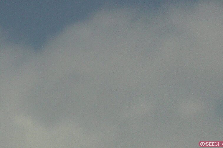 This webcam gives you a view of the pinnacle of the Aiguille du Midi (3842 metres) from the opposite side of the Chamonix Valley