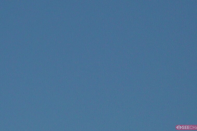 This webcam gives you a view of the pinnacle of the Aiguille du Midi (3842 metres) from the opposite side of the Chamonix Valley