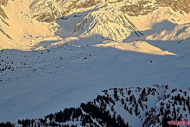 A picture of a snowy mountain with the date of wed 29 nov 2021