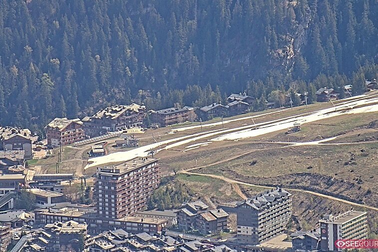 This webcam view gives a useful view of the snow coverage on the piste back to Courchevel 1650