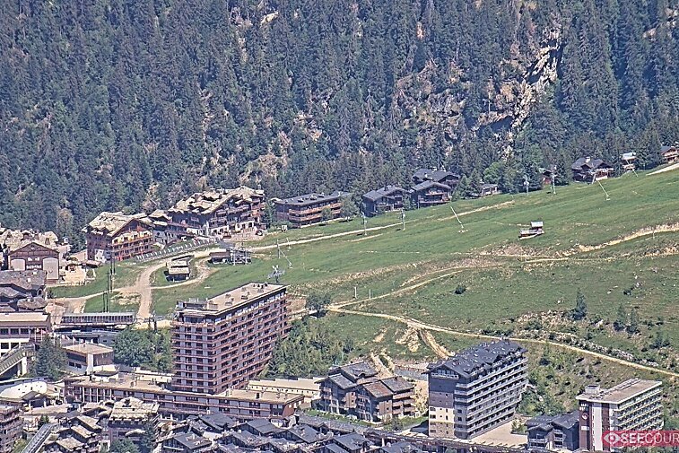 This webcam view gives a useful view of the snow coverage on the piste back to Courchevel 1650