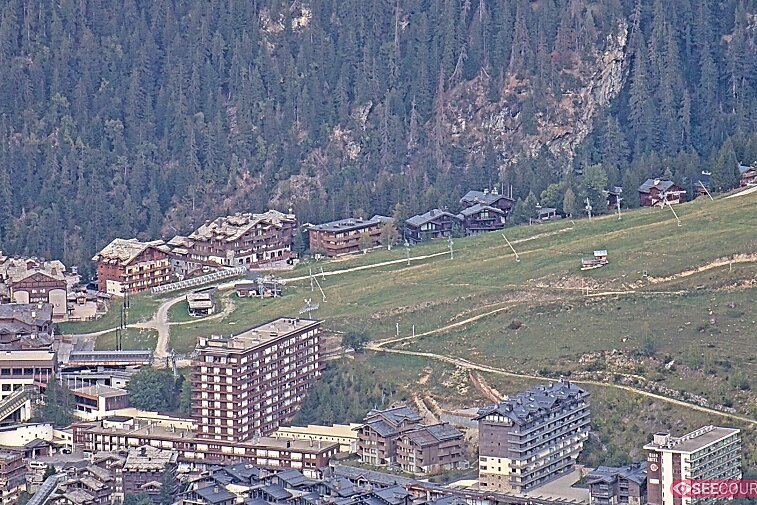 This webcam view gives a useful view of the snow coverage on the piste back to Courchevel 1650