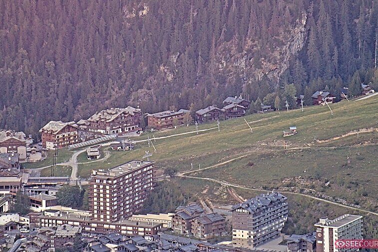 This webcam view gives a useful view of the snow coverage on the piste back to Courchevel 1650
