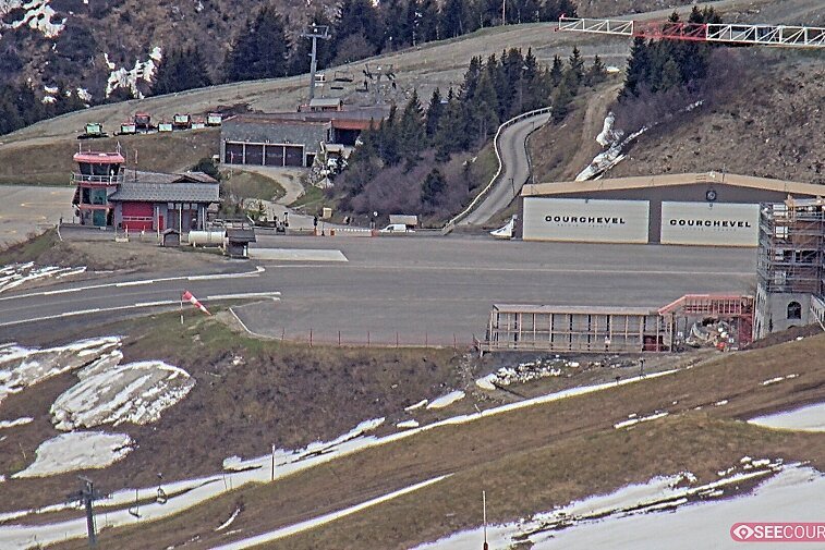 This panoramic webcam view of Courchevel Altiport allows you to see the take off spot for private planes above Courchevel 1850. Above is the Saulire and descending pistes.