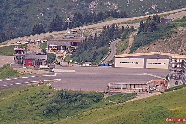This panoramic webcam view of Courchevel Altiport allows you to see the take off spot for private planes above Courchevel 1850. Above is the Saulire and descending pistes.