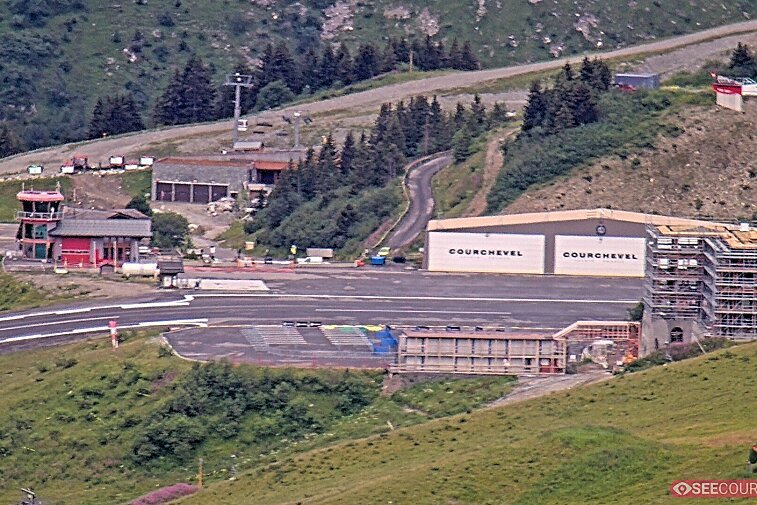 This panoramic webcam view of Courchevel Altiport allows you to see the take off spot for private planes above Courchevel 1850. Above is the Saulire and descending pistes.