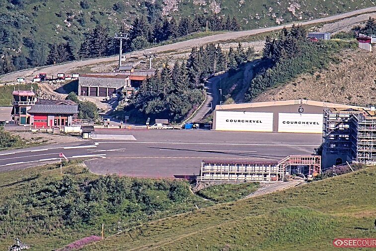 This panoramic webcam view of Courchevel Altiport allows you to see the take off spot for private planes above Courchevel 1850. Above is the Saulire and descending pistes.