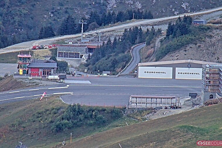 This panoramic webcam view of Courchevel Altiport allows you to see the take off spot for private planes above Courchevel 1850. Above is the Saulire and descending pistes.
