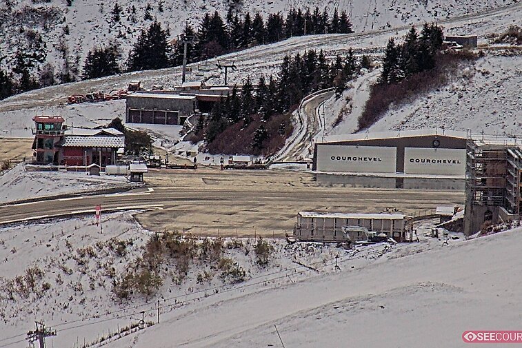 This panoramic webcam view of Courchevel Altiport allows you to see the take off spot for private planes above Courchevel 1850. Above is the Saulire and descending pistes.