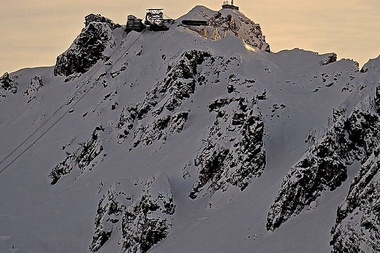 a photo of mountains