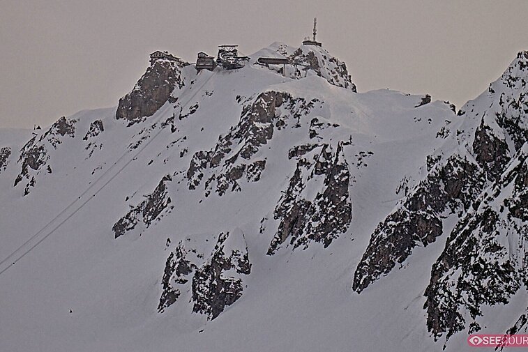 Totally awe-inspiring webcam view of La Saulire mountain, Courchevel, with the spiky rock formations of the peaks, the infamous couloirs on the right, and the main piste down to resort