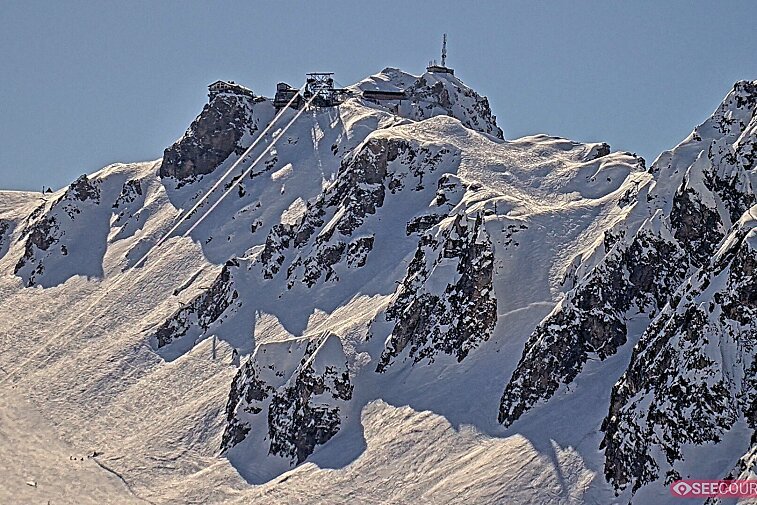 Totally awe-inspiring webcam view of La Saulire mountain, Courchevel, with the spiky rock formations of the peaks, the infamous couloirs on the right, and the main piste down to resort