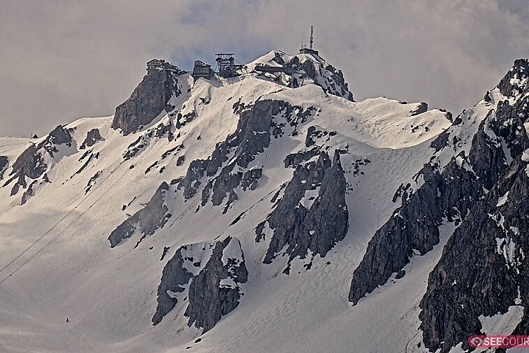 Totally awe-inspiring webcam view of La Saulire mountain, Courchevel, with the spiky rock formations of the peaks, the infamous couloirs on the right, and the main piste down to resort