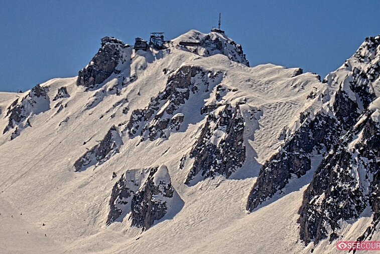 Totally awe-inspiring webcam view of La Saulire mountain, Courchevel, with the spiky rock formations of the peaks, the infamous couloirs on the right, and the main piste down to resort