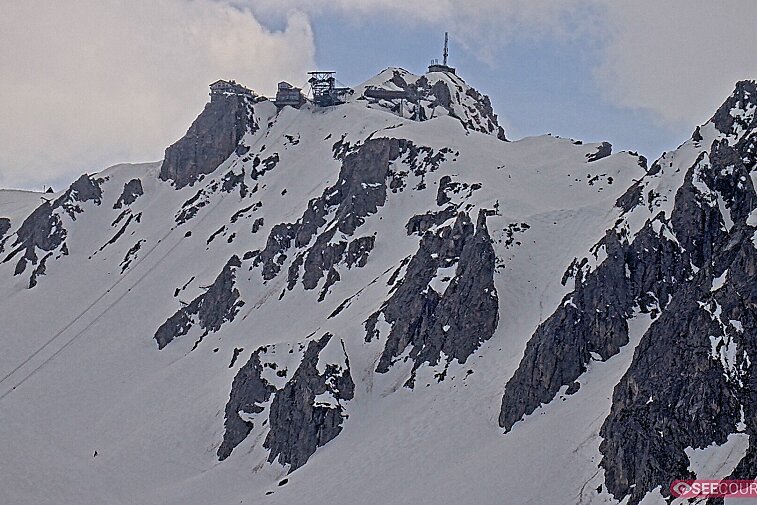 Totally awe-inspiring webcam view of La Saulire mountain, Courchevel, with the spiky rock formations of the peaks, the infamous couloirs on the right, and the main piste down to resort