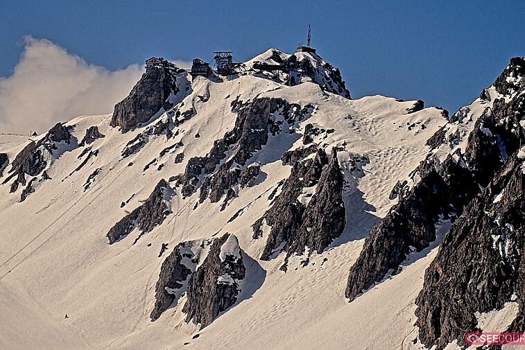 Totally awe-inspiring webcam view of La Saulire mountain, Courchevel, with the spiky rock formations of the peaks, the infamous couloirs on the right, and the main piste down to resort