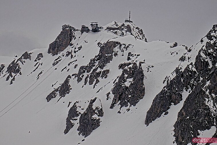 Totally awe-inspiring webcam view of La Saulire mountain, Courchevel, with the spiky rock formations of the peaks, the infamous couloirs on the right, and the main piste down to resort