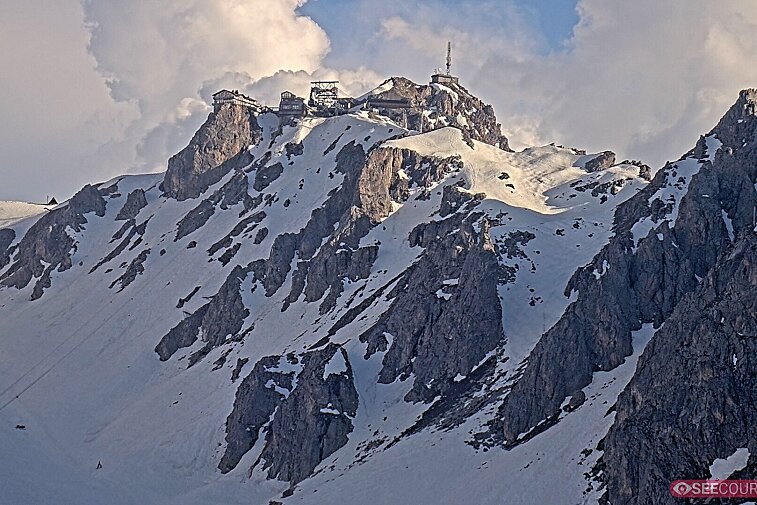 Totally awe-inspiring webcam view of La Saulire mountain, Courchevel, with the spiky rock formations of the peaks, the infamous couloirs on the right, and the main piste down to resort