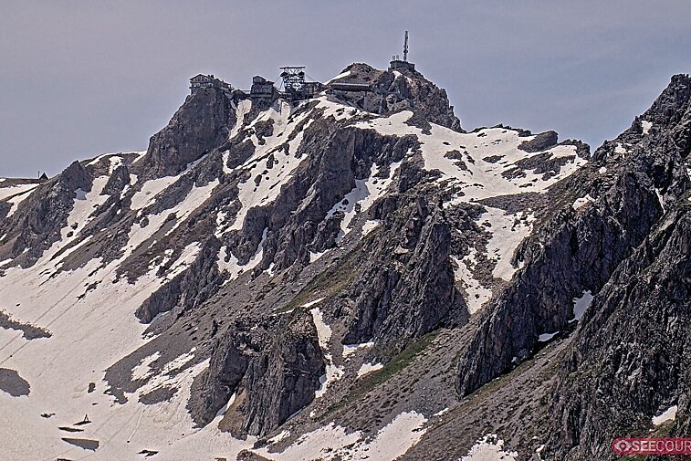 Totally awe-inspiring webcam view of La Saulire mountain, Courchevel, with the spiky rock formations of the peaks, the infamous couloirs on the right, and the main piste down to resort