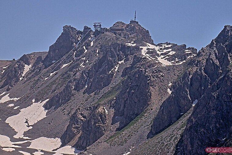 Totally awe-inspiring webcam view of La Saulire mountain, Courchevel, with the spiky rock formations of the peaks, the infamous couloirs on the right, and the main piste down to resort