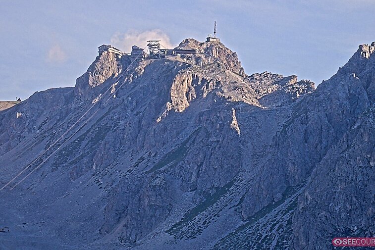 Totally awe-inspiring webcam view of La Saulire mountain, Courchevel, with the spiky rock formations of the peaks, the infamous couloirs on the right, and the main piste down to resort