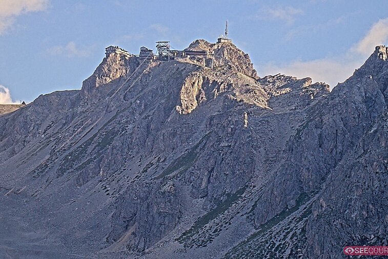 Totally awe-inspiring webcam view of La Saulire mountain, Courchevel, with the spiky rock formations of the peaks, the infamous couloirs on the right, and the main piste down to resort