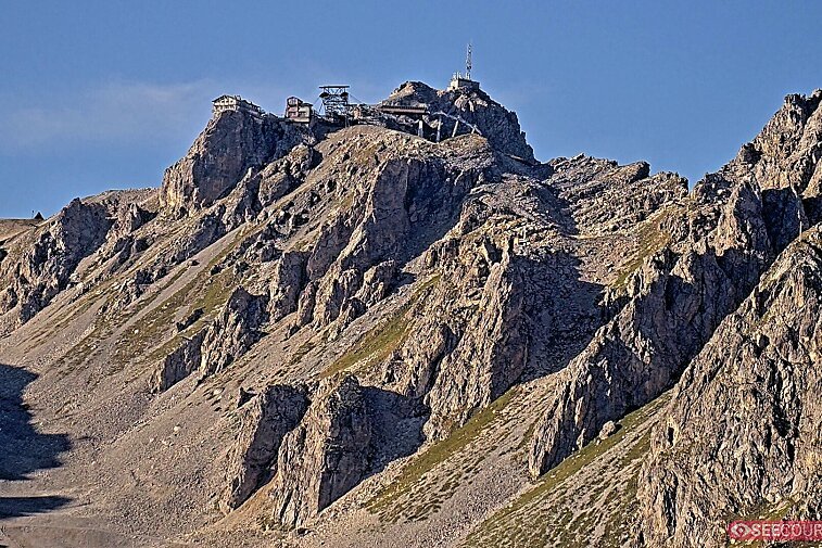 Totally awe-inspiring webcam view of La Saulire mountain, Courchevel, with the spiky rock formations of the peaks, the infamous couloirs on the right, and the main piste down to resort
