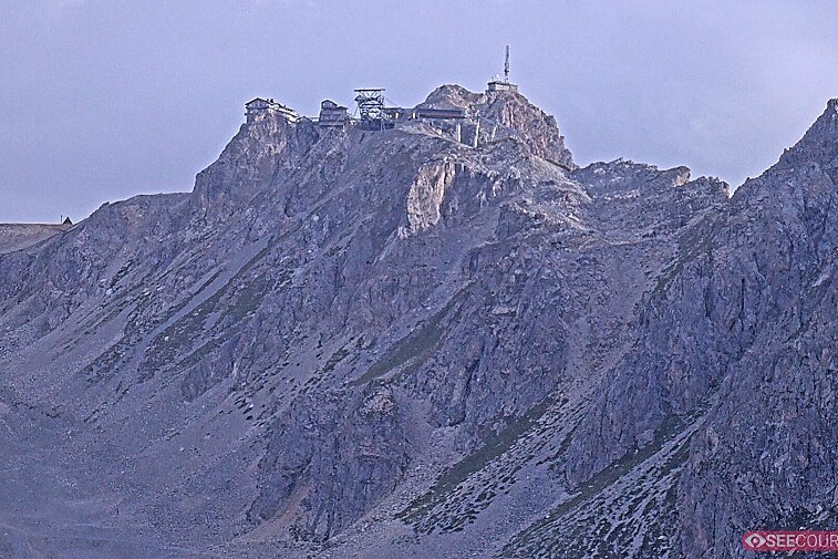 Totally awe-inspiring webcam view of La Saulire mountain, Courchevel, with the spiky rock formations of the peaks, the infamous couloirs on the right, and the main piste down to resort