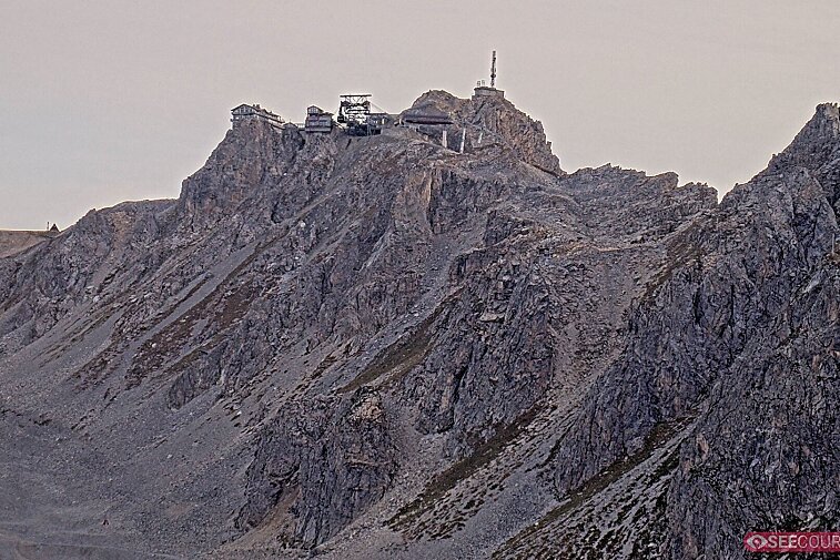 Totally awe-inspiring webcam view of La Saulire mountain, Courchevel, with the spiky rock formations of the peaks, the infamous couloirs on the right, and the main piste down to resort