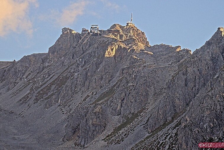Totally awe-inspiring webcam view of La Saulire mountain, Courchevel, with the spiky rock formations of the peaks, the infamous couloirs on the right, and the main piste down to resort