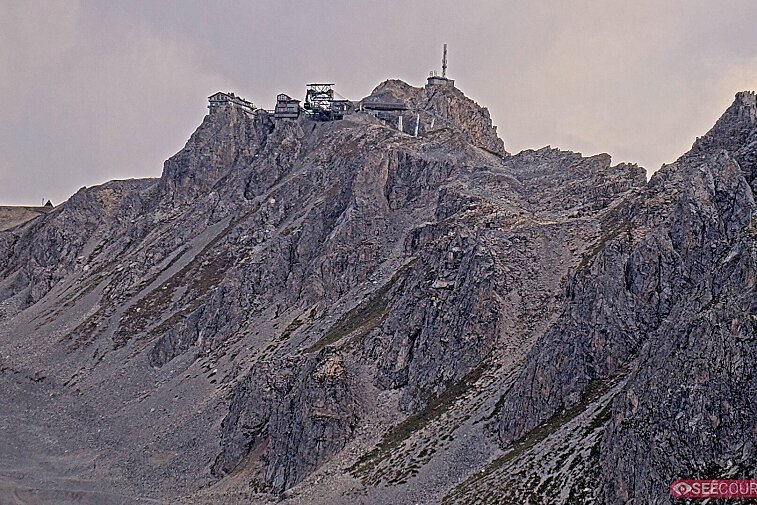 Totally awe-inspiring webcam view of La Saulire mountain, Courchevel, with the spiky rock formations of the peaks, the infamous couloirs on the right, and the main piste down to resort