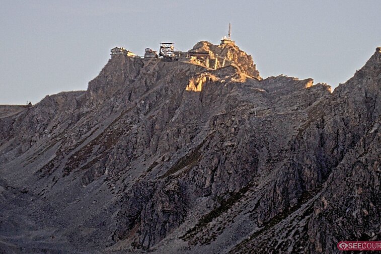 Totally awe-inspiring webcam view of La Saulire mountain, Courchevel, with the spiky rock formations of the peaks, the infamous couloirs on the right, and the main piste down to resort
