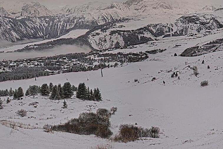 A screen shot of a snowy mountain with a time stamp at the bottom