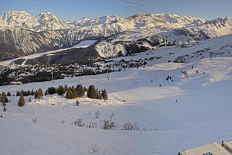 A screen shot of a snowy mountain with a time stamp at the bottom