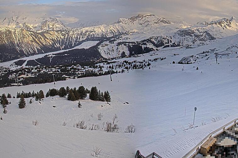 A screen shot of a snowy mountain with a time stamp at the bottom