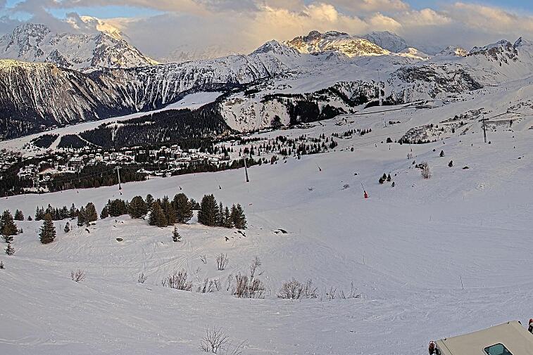 A screen shot of a snowy mountain with a time stamp at the bottom