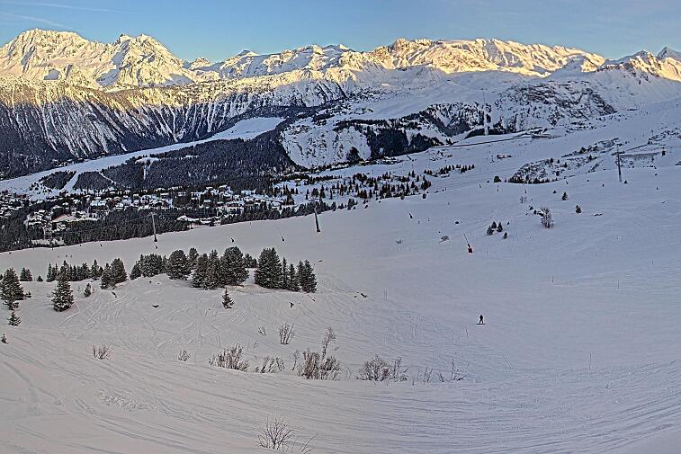 A screen shot of a snowy mountain with a time stamp at the bottom