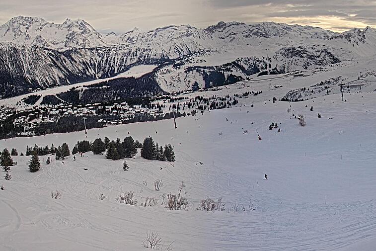 A screen shot of a snowy mountain with a time stamp at the bottom
