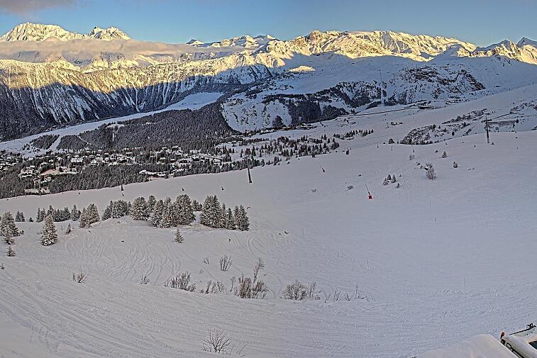 Birds-eye webcam view of conditions on the pistes above Courchevel 1650. The top station of the Ariondaz cable car is visible on the left-hand side of the shot.