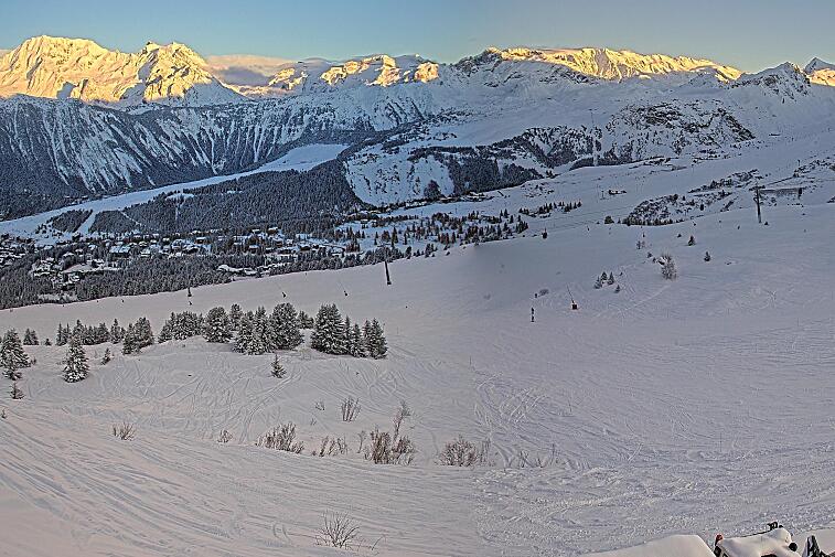 Birds-eye webcam view of conditions on the pistes above Courchevel 1650. The top station of the Ariondaz cable car is visible on the left-hand side of the shot.