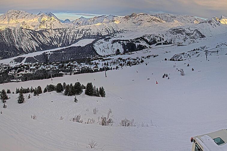 Birds-eye webcam view of conditions on the pistes above Courchevel 1650. The top station of the Ariondaz cable car is visible on the left-hand side of the shot.