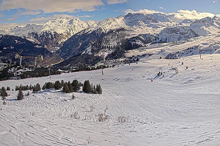 Birds-eye webcam view of conditions on the pistes above Courchevel 1650. The top station of the Ariondaz cable car is visible on the left-hand side of the shot.