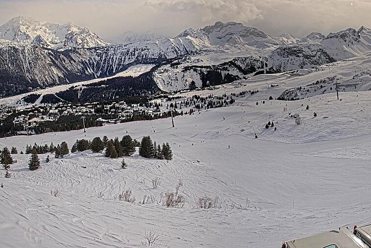 Birds-eye webcam view of conditions on the pistes above Courchevel 1650. The top station of the Ariondaz cable car is visible on the left-hand side of the shot.
