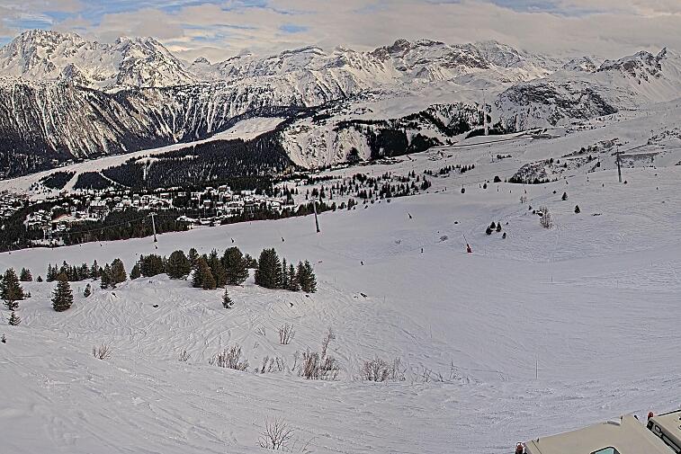 Birds-eye webcam view of conditions on the pistes above Courchevel 1650. The top station of the Ariondaz cable car is visible on the left-hand side of the shot.